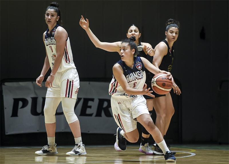 Luca Jurez debut en la Liga Femenina de Bsquet